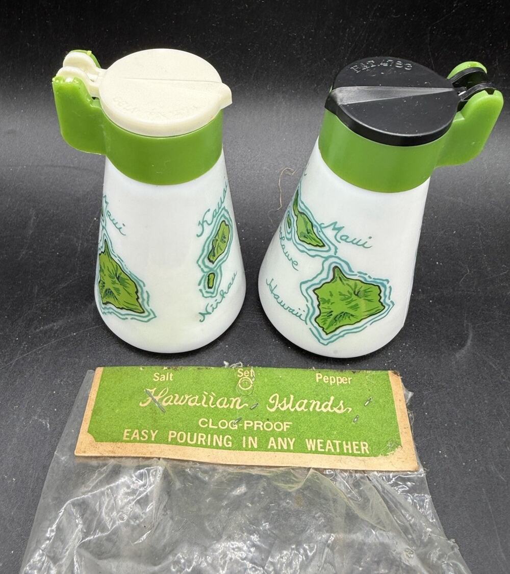 Vtg 1950s Milk Glass SALT & PEPPER SHAKERS Hawaiian Islands Memorabilia 47D